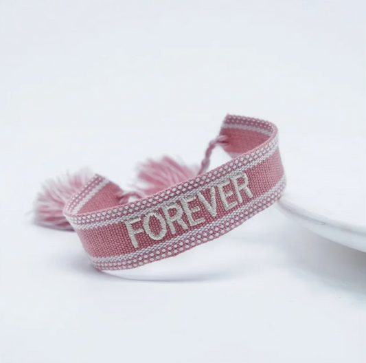 Bracciale in tessuto rosa con scritta "forever" ricamata bianca