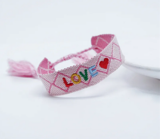 Bracciale in tessuto rosa con scritta "love" ricamata multicolor