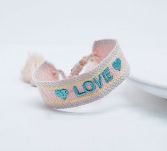 Bracciale in tessuto rosa con scritta "love" ricamata azzurra