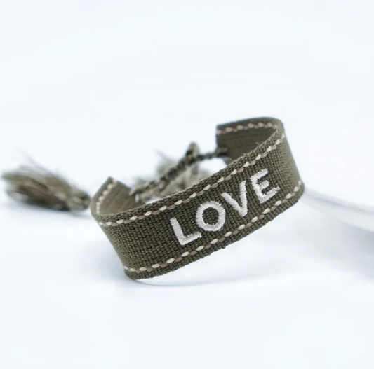 Bracciale in tessuto verdone con scritta "love" ricamata bianca