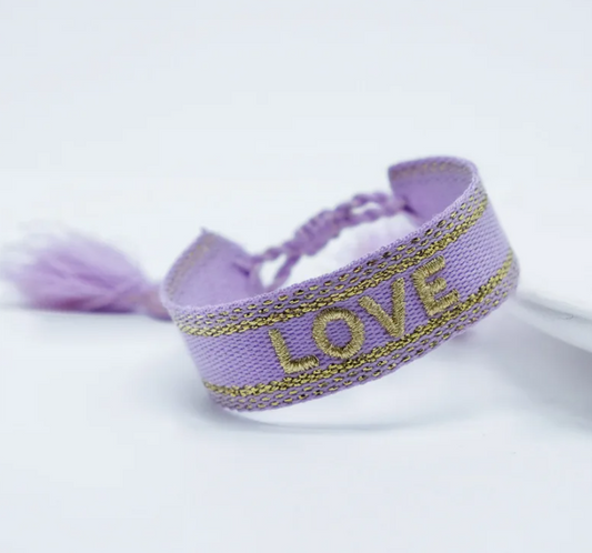 Bracciale in tessuto lilla con scritta "love" ricamata oro